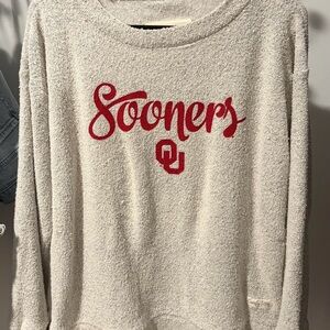 Pressbox Women's Cream and Red Sweater